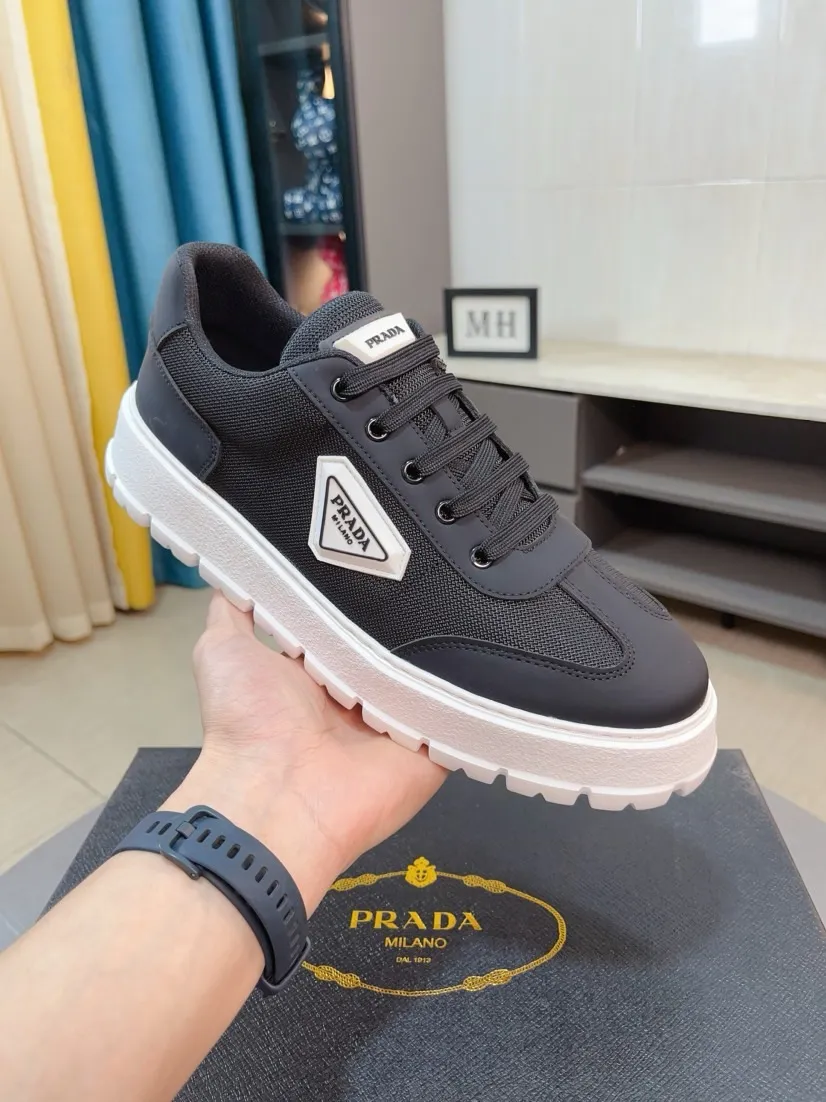 Men's shoes 💰440🌹🌹Prada 〈prada〉 luxury and fashionable high-end products ✊🔥The perfect last shape and top-notch handcrafting make this shoe immediately create a strong aristocratic atmosphere. Imported first-layer cowhide with brogue carving crafts💋Genuine leather lining🎶Rubber combination outsole specially imported from France for leather shoes😍Color: Mysterious Black☕️Size 38～44